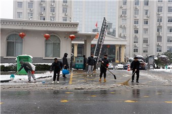 掃雪除冰 青年當(dāng)先丨市交投青年突擊隊在行動！