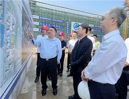 李摯專題調(diào)研市中心醫(yī)院和岳陽學院項目建設(shè)